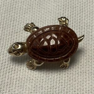 VINTAGE TURTLE BROOCH.  GOLD METAL & STONE.  1” LONG, HEAD TO TAIL.